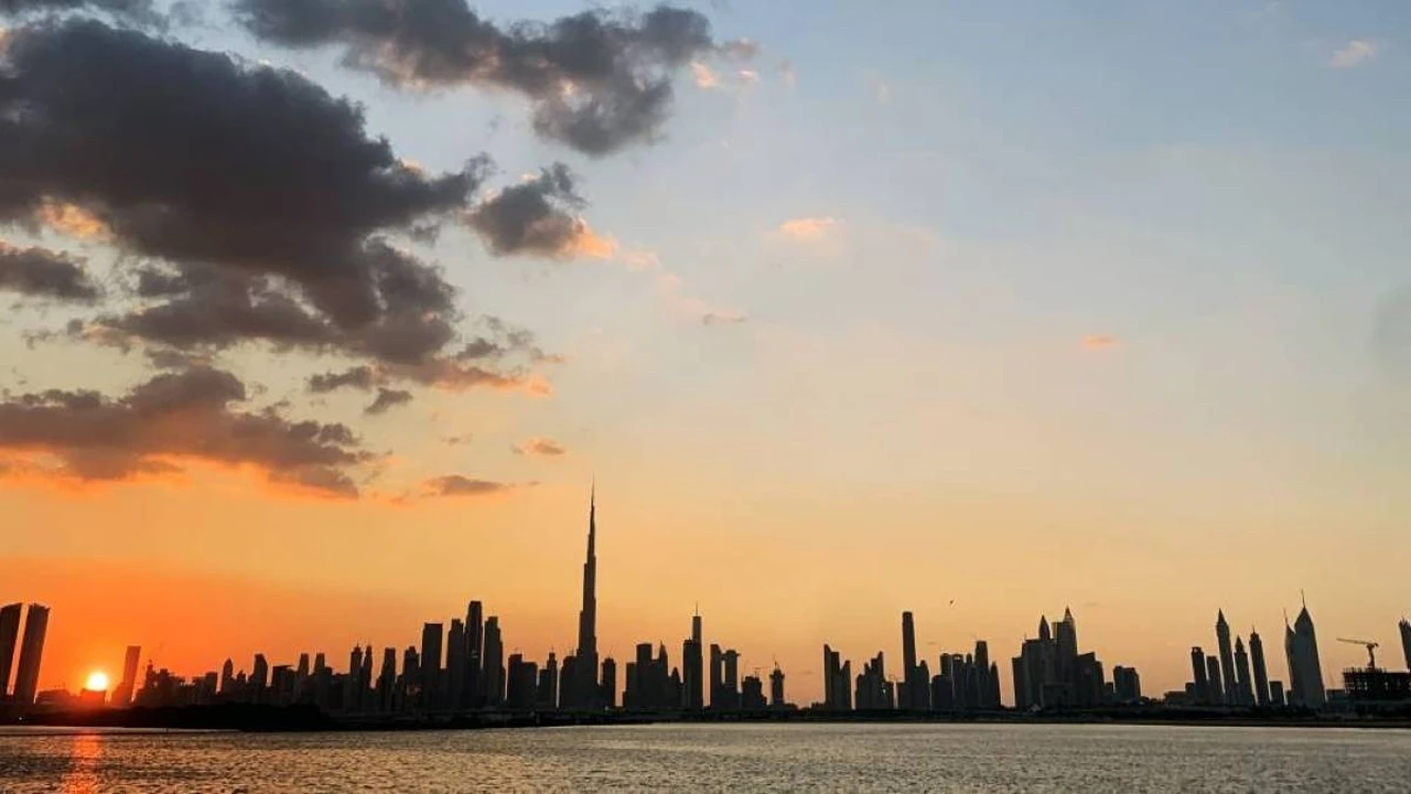 توقعات طقس الإمارات غداً تشير إلى أجواء صحوة مع سحب غائمة جزئياً